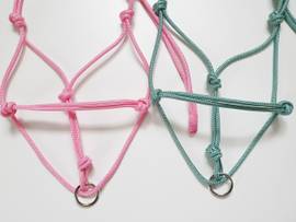 Knotenhalfter Flex mit silbernen Ringen in Rosa und Sea Green